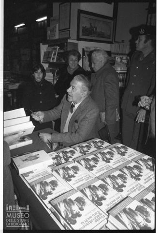 Lo scrittore Giulio Bedeschi alla libreria Lorenzelli