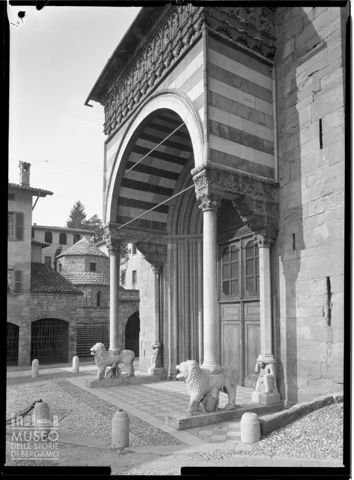 L'ingresso dei Leoni Bianchi della Basilica di Santa Maria Maggiore