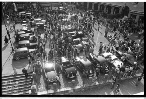 Raduno di auto d'epoca in piazza Vecchia