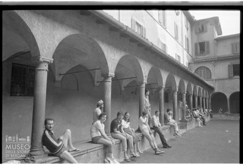 Partita di basket nel chiostro della Chiesa della Beata Vergine Immacolata delle Grazie a Bergamo