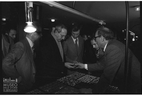Il prefetto Giorgio Marini in visita ad una fiera di numismatica.