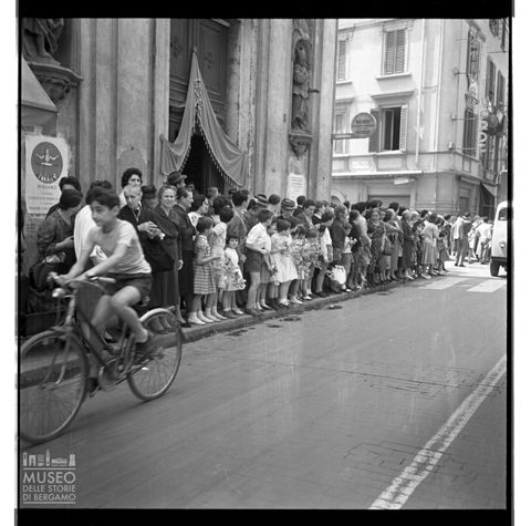 Madonna di Fatima - I fedeli in via XX settembre