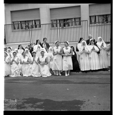 Madonna di Fatima - Suore ed infermiere in attesa