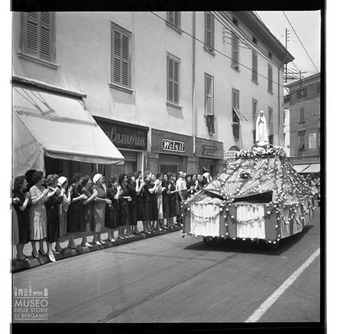 Madonna di Fatima - Il passaggio in via Palma il Vecchio