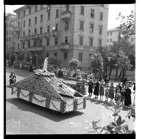 Madonna di Fatima - Il passaggio in viale Vittorio Emanuele II
