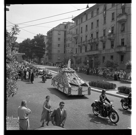 Madonna di Fatima - Il passaggio in viale Vittorio Emanuele II