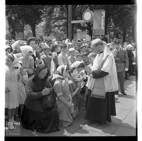 Madonna di Fatima - La comunione ai bambini