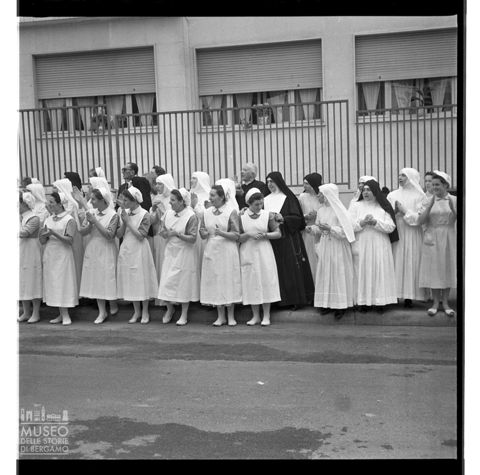 Madonna di Fatima - Suore ed infermiere in attesa