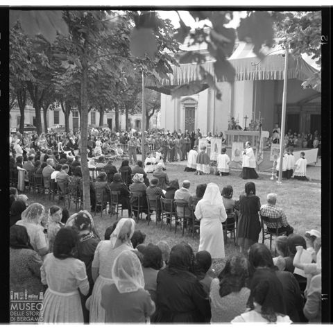 Celebrazione sul sagrato della Madonna dei Campi