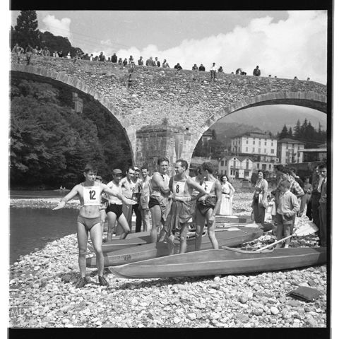 Canoisti sulla riva del Brembo