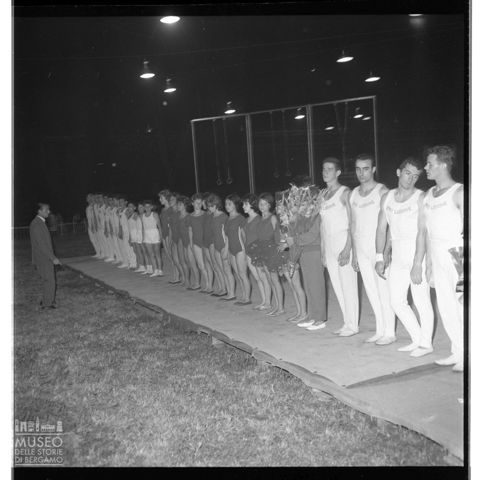 Squadre di ginnastica durante una premiazione al Parco Suardi