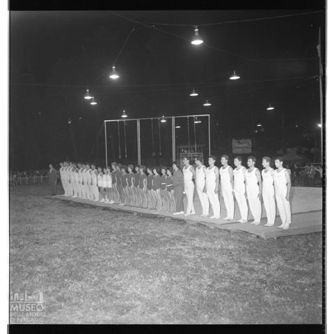 Squadre di ginnastica durante una premiazione al Parco Suardi