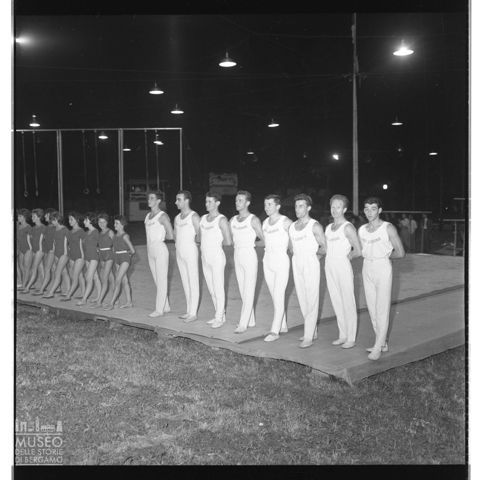 Squadre di ginnastica durante una premiazione al Parco Suardi
