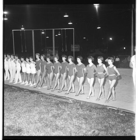 Squadre di ginnastica durante una premiazione al Parco Suardi