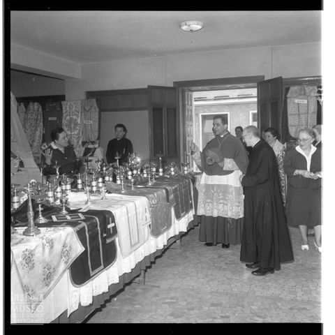 Vescovo Piazzi e paramenti liturgici