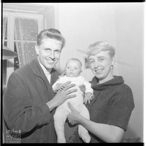Flemming Nielsen posa con la sua famiglia