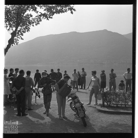 XIV Valli Bergamasche - Motociclisti e spettatori in riva al lago