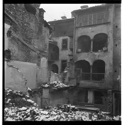 Demolizione di edifici in via Pignolo