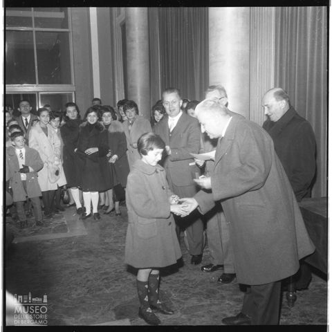 Premiazione di una bambina