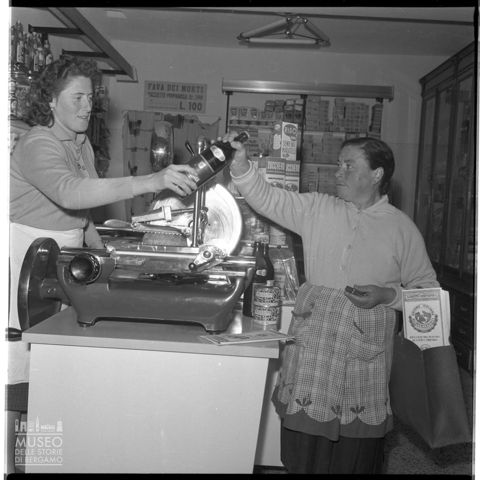Donne in un negozio di alimentari