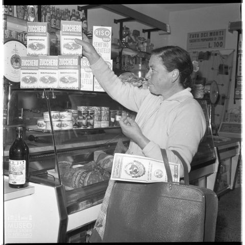 Donna in un negozio di alimentari