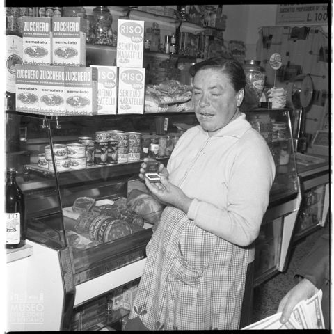 Donna in un negozio di alimentari