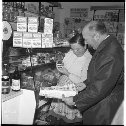 Persone in un negozio di alimentari