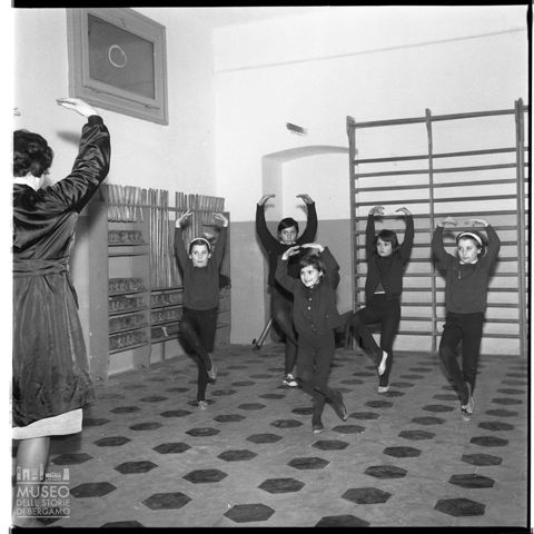 Bambine in palestra