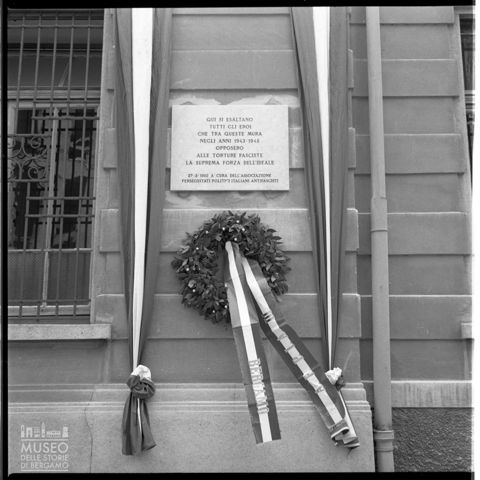 Lastra commemorativa dedicata alla memoria degli antifascisti perseguitati dal regime fascista e situata in via Gallicciolli.