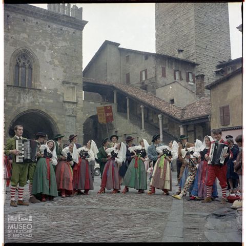 Gruppo folkloristico Arlecchino in piazza Vecchia