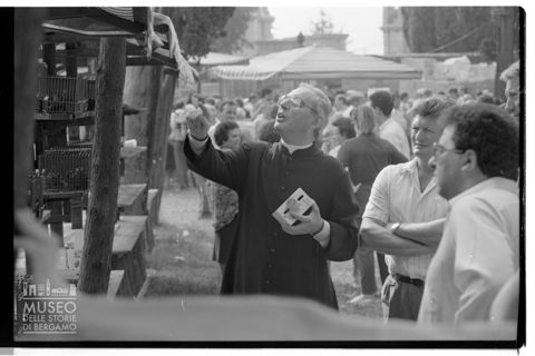 Sacerdote alla Sagra Regionale degli Uccelli di Almenno San Salvatore