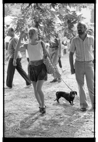 Avventori alla Sagra Regionale degli uccelli ad Almenno San Salvatore