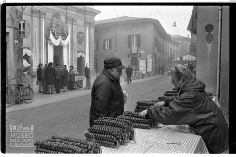 Bancarella di castagne affumicate davanti al Santuario della Madonna delle Lacrime