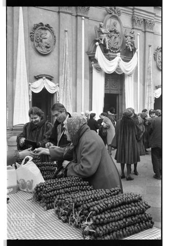 Bancarella di castagne affumicate davanti al Santuario della Madonna delle Lacrime