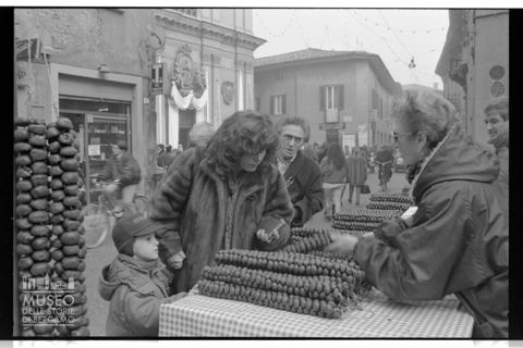 Bancarella di castagne affumicate davanti al Santuario della Madonna delle Lacrime