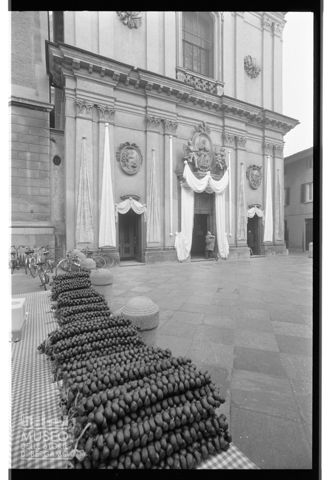 Bancarella di castagne affumicate davanti al Santuario della Madonna delle Lacrime