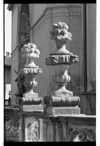 Vasi decorativi in pietra davanti alla chiesa vecchia di Ponte San Pietro