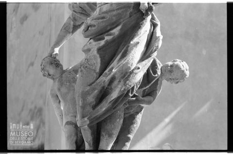 Particolare della statua in pietra davanti alla chiesa vecchia di Ponte San Pietro