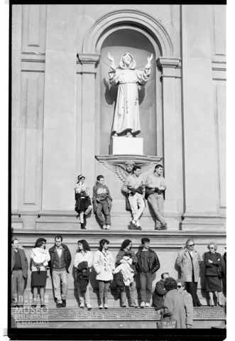 Astanti osservano la sfilata di mezza quaresima a ridosso della chiesa dei Santi Bartolomeo e Stefano a Bergamo