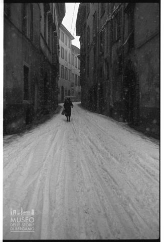 Veduta su una strada innevata di Città Alta