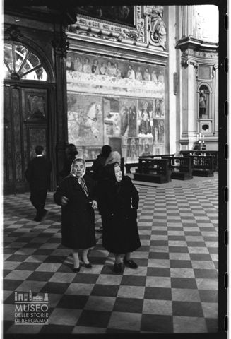 Ritratto di anziane signore dentro la basilica di Santa Maria Maggiore