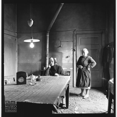 Ritratto di due donne anziane nella cucina dell'ex monastero di Astino