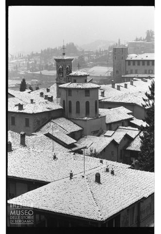 Veduta dei tetti innevati di Città Alta