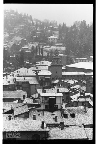 Veduta dei tetti innevati di Città Alta