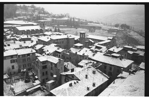 Veduta dei tetti innevati di Città Alta
