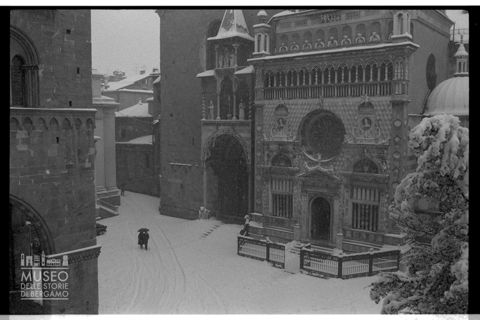 Piazza Duomo a Bergamo sotto la neve