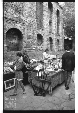 Mercatino dell'antiquariato in piazzetta Luigi Angelini a Bergamo