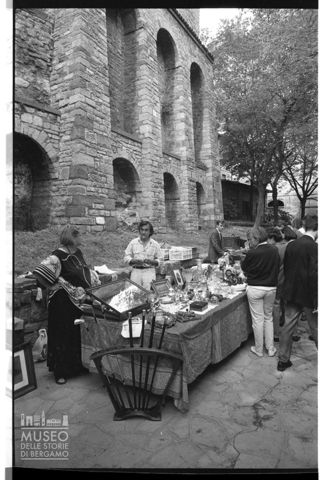Mercatino dell'antiquariato in piazzetta Luigi Angelini a Bergamo