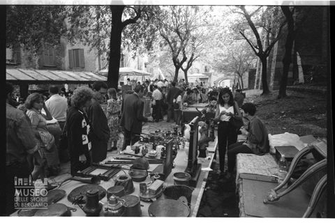 Mercatino dell'antiquariato in piazzetta Luigi Angelini a Bergamo