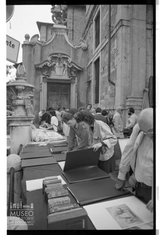 Mercatino dell'antiquariato in piazza Vecchia a Bergamo